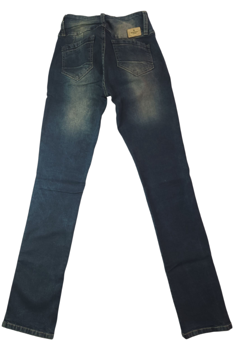 Detalle pretina ancha de tres botones y cierre de los jeans de mujer