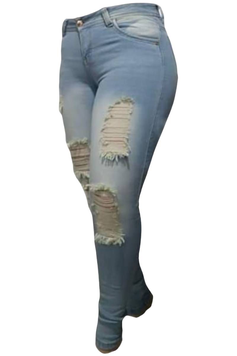 Modelo usando jeans Super Skinny Fit Levanta Cola vista lateral completa