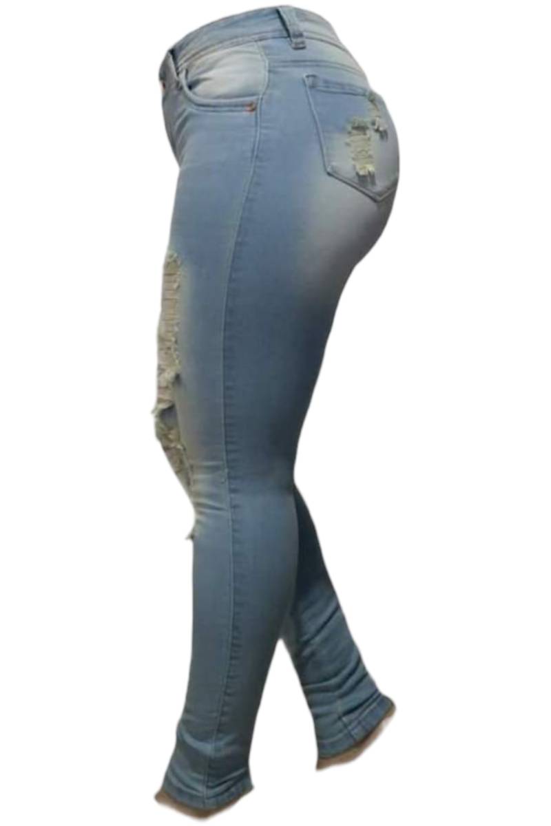 Modelo usando jeans Skinny Fit Levanta Cola pretina angosta vista de espalda