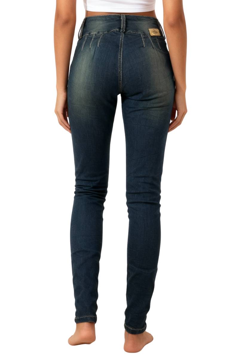 Modelo usando jeans Slim Fit sin bolsillos traseros vista de espalda