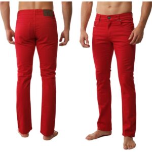 Hombre vistiendo pantalón de dril rígido color rojo bota semirecta