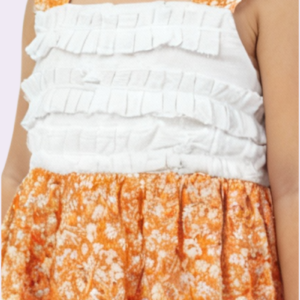 Detalle del vestido de niña talla 4 floral naranja pechera blanca con volantes y tirantes estampados