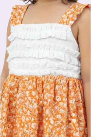 Detalle del vestido de niña talla 4 floral naranja pechera blanca con volantes y tirantes estampados