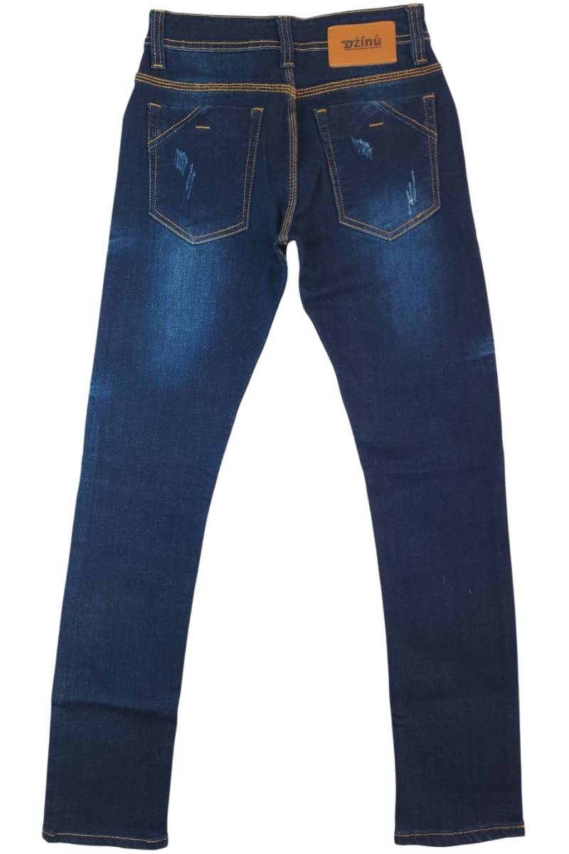 Vista trasera de jeans para niño con bolsillos de parche funcionales y parche de marca