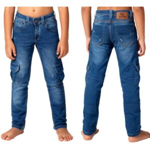 Niño vistiendo jeans cargo azul medio en tela burda licrada